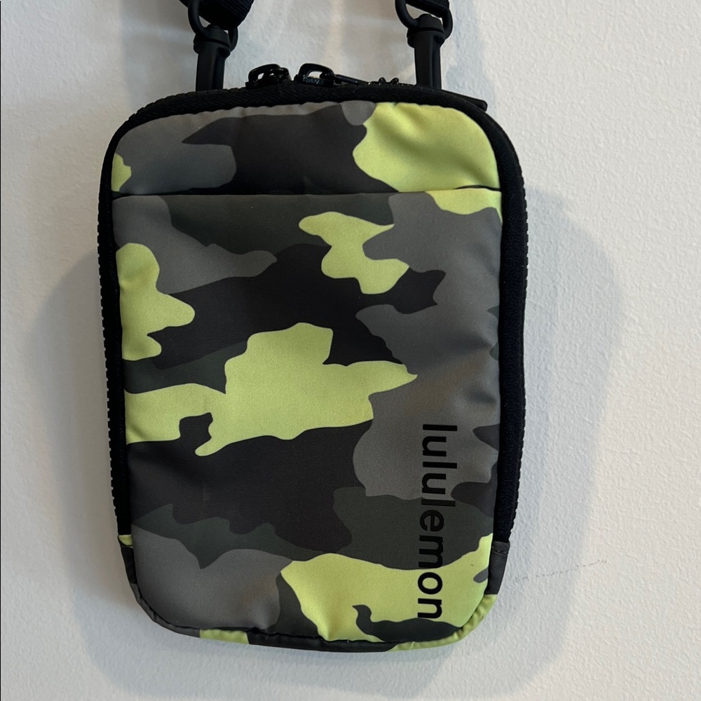Lululemon Easy Access Camouflage Belt/Crossbody Bag mint and black - Picture 2 of 12
